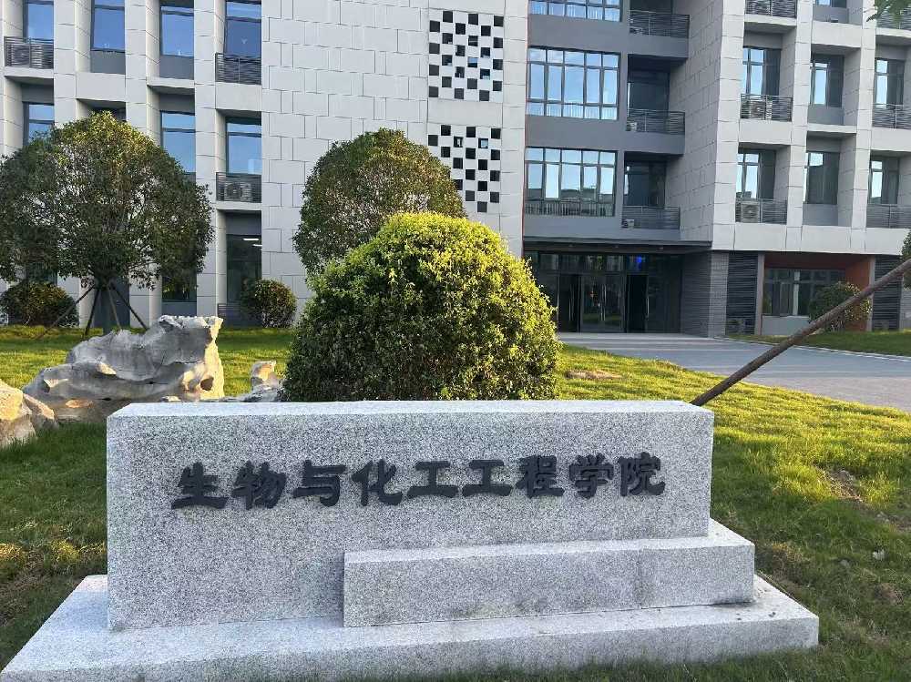 巴塘县扬州职业大学体育场高杆灯项目